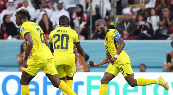 [World Cup] Host country's undefeated streak ends as Qatar fall to Ecuador in opener