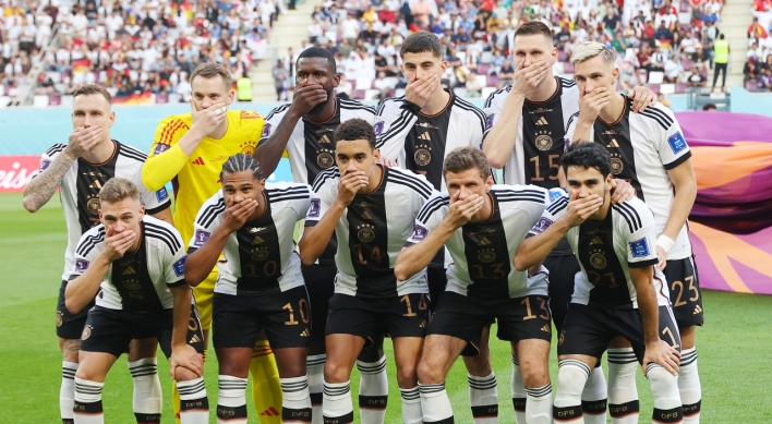 [World Cup] German players stage apparent protest vs. FIFA ban over armband