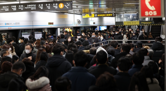 Seoul subway, railway services return to normal as labor union reaches last-minute deal