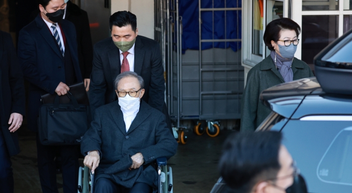 Ex-President Lee returns home after special pardon