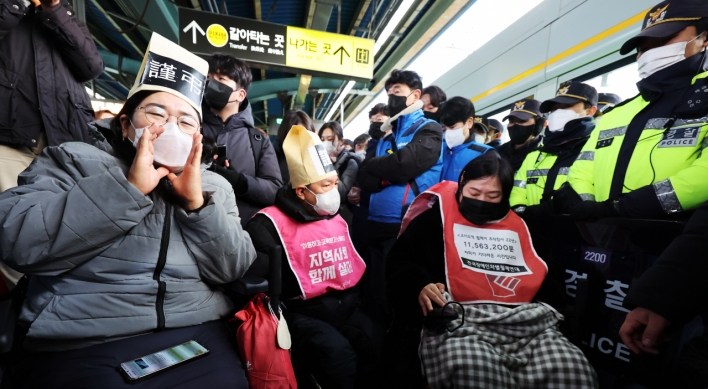 Disability rights group resumes protest after failure to meet with Seoul Mayor