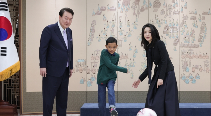 S. Korean president invites Cambodian boy who received heart surgery in Korea to office