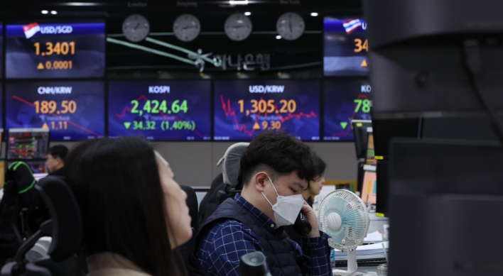 Seoul shares open sharply lower on rate hike woes