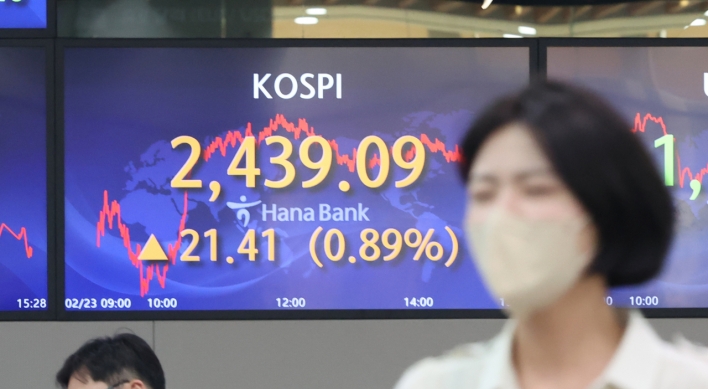 Seoul shares close up after BOK's rate freeze