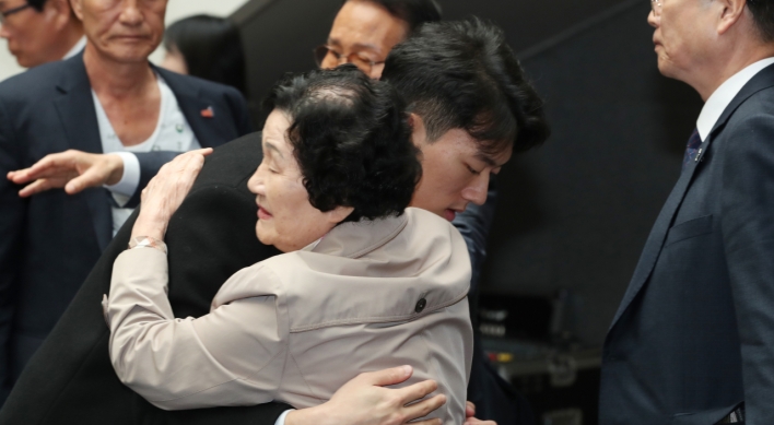 Ex-military dictator’s grandson apologizes to victims in Gwangju