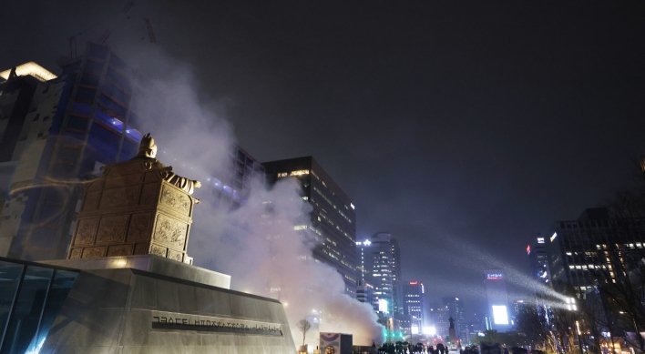 Man in critical condition after setting himself on fire at Gwanghwamun