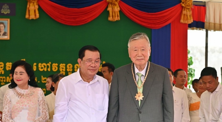Booyoung founder receives medal for contribution to growth in Cambodia