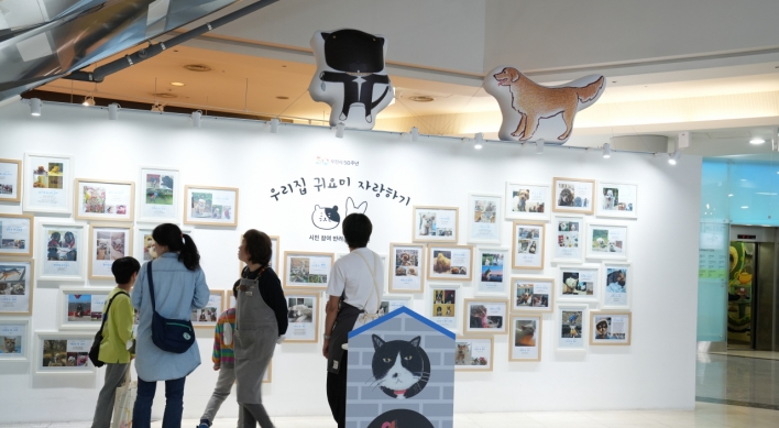 [Well-curated] Exhibition with your dog, traditional designs and coffee in the rain