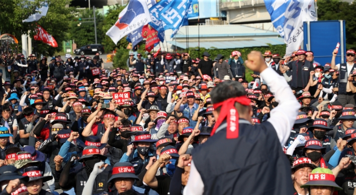 Tension reaches new height as unionists accuse Yoon at ILO