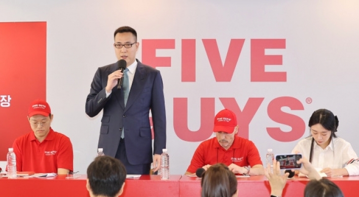 [Photo News] Hanwha heir celebrates 1st Five Guys store opening