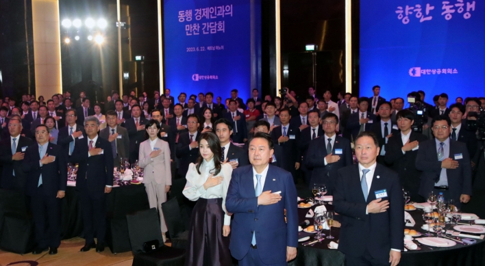 Yoon attends Korea-Vietnam business forum, witnesses signing of 111 deals