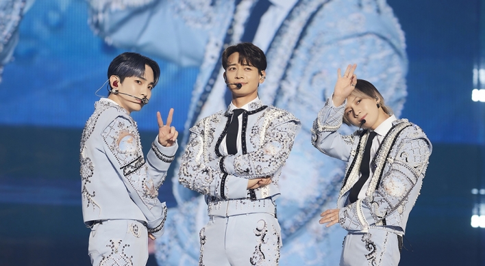 [Herald Review] 15 years after debut, SHINee makes radiant comeback with 3-day concert