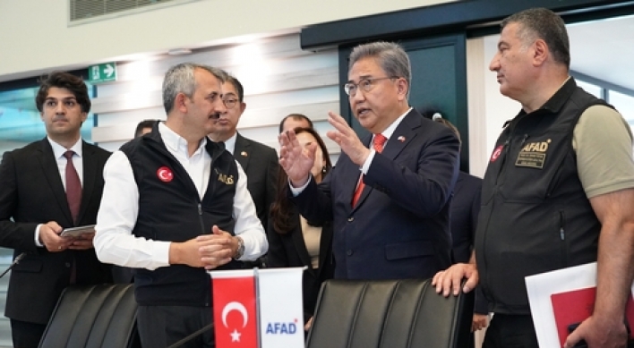 S. Korean FM discusses quake response with Turkish disaster relief chief