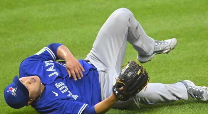 Blue Jays' Ryu Hyun-jin suffers right knee contusion after taking comebacker