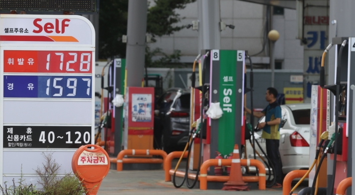 Gov't considers extending fuel tax cuts amid surging prices, high inflation