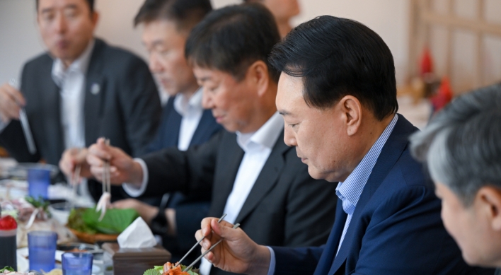 Yoon eats seafood lunch at fish market amid Fukushima controversy