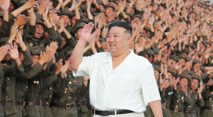 N. Korean leader has photo session with paramilitary parade participants