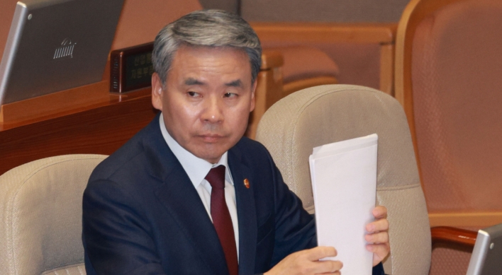 Defense minister expresses intent to resign