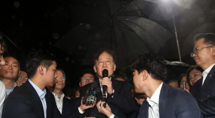 Court rejects arrest warrant for opposition leader Lee over corruption charges