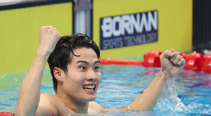 Swimmer Hwang Sun-woo sprints to 200m freestyle gold