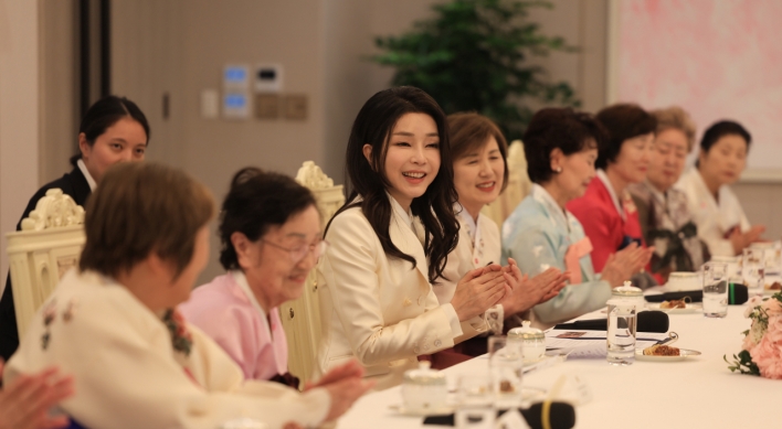 First lady meets with Korean women residing in Japan
