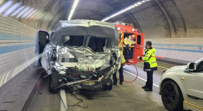 2 dead, 1 in cardiac arrest in bus-van crash inside tunnel in central region