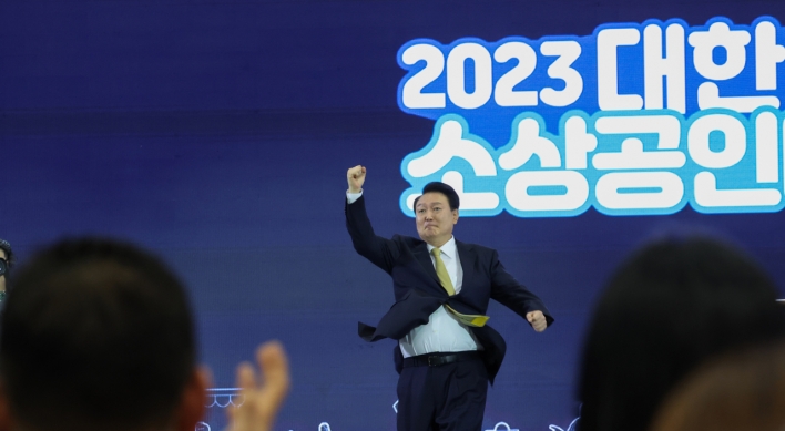 Yoon's approval rating rises to 37%: Yonhap News survey