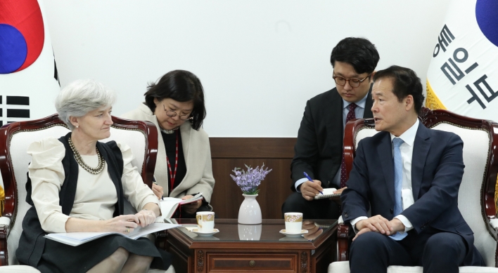 Unification minister discusses NK issues with Canadian envoy