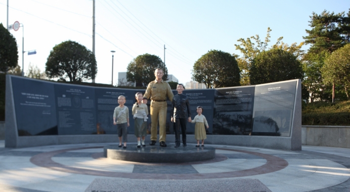 Memorial sculpture of US general unveiled at UN Peace Park, Busan