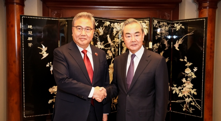 FM Park holds talks with China's Wang ahead of trilateral talks with Japan