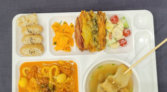 [Weekender] [K-School] From lobster to rose tteokbokki, Korean school food continues to evolve