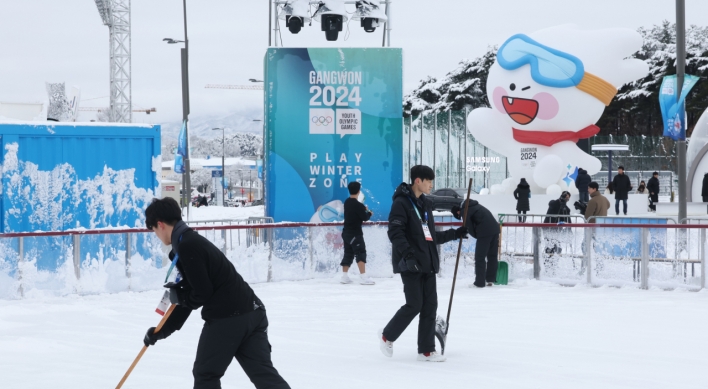 Snow disrupts Youth Olympics in Gangwon; Cold wave alert issued in Seoul
