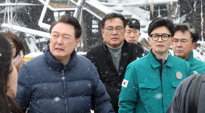 Yoon-Han meeting at fire-torn market signals mending ties