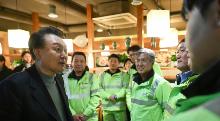 Yoon meets with street sweepers on Lunar New Year holiday