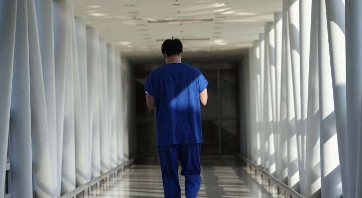 Under pressure, junior doctors leave strike decision hanging