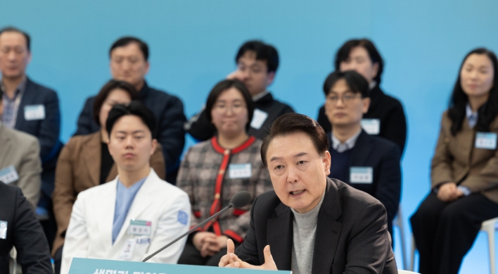 Yoon calls for utmost efforts to protect people's lives amid threat of doctors' walkout