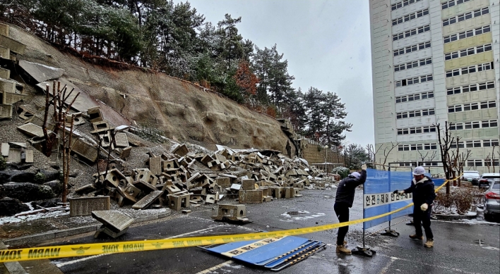No casualties reported after retaining wall collapses at Taean apartment