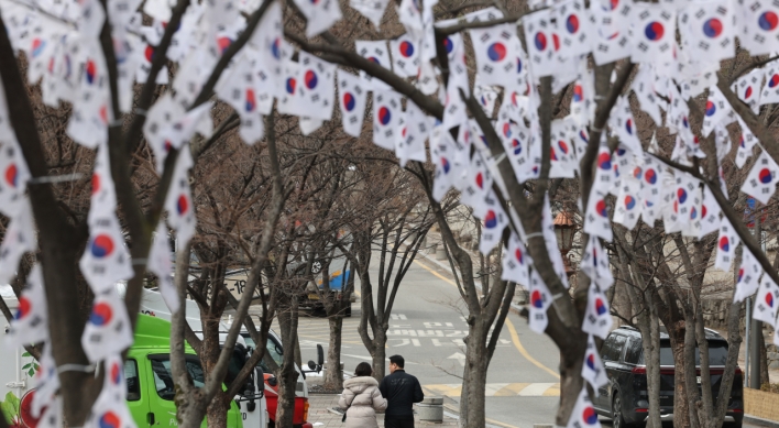 [Photo News] Taegeukgi adorns trees in honor of patriotic figures