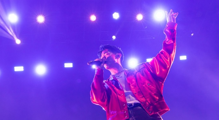 [Herald Review] Eric Nam mesmerizes Korean fans with dance, voice