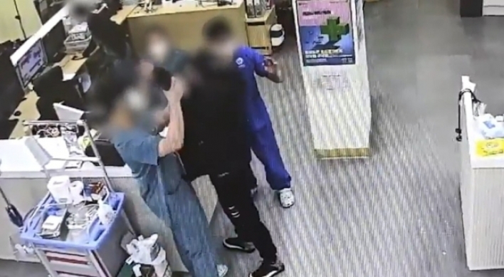 Drunk man assaults ER staff, because of their tone