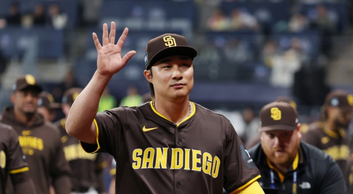 Padres squeeze past S. Korean national team in exhibition game in Seoul