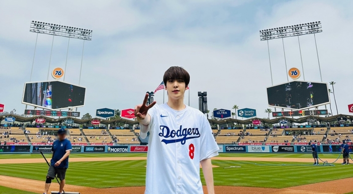 Ateez member Yunho throws first pitch at MLB match between Dodgers, Mets