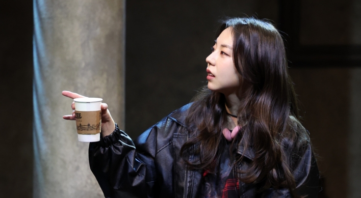 Ahn So-hee makes theatrical debut with 'Closer'