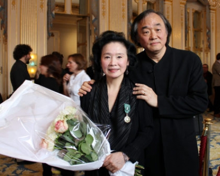Actress Yoon receives French cultural order