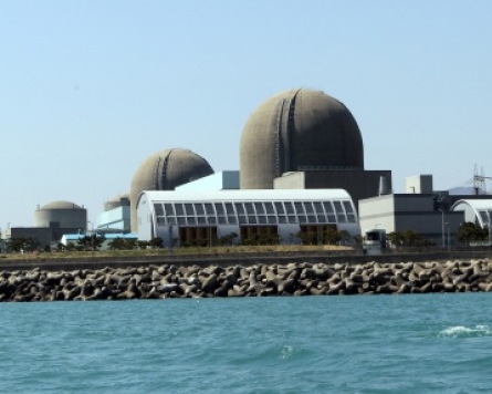 Korea to halt old reactor for security check