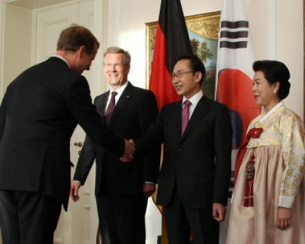 Lee discusses N. Korea with leaders of German unification
