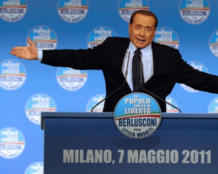 Berlusconi calls his opponent “smelly”