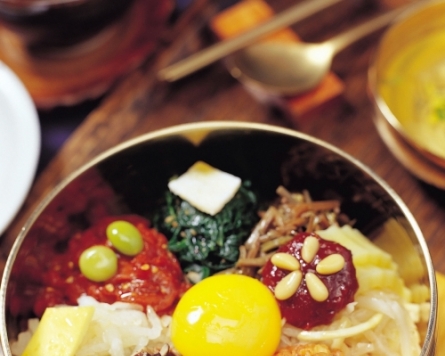 Bibimbap (rice mixed with vegetables and beef)