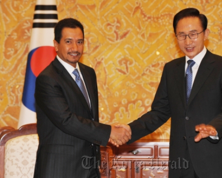 Lee discusses nuclear ties with Malaysian king