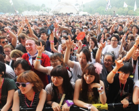 Korean, British rockers thrill crowds at Jisan